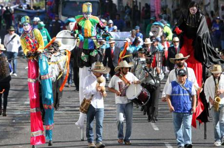 El desfile de los mercados de Quito este miércoles 23 de noviembre del 2016. Foto: Eduardo Terán / ÚN