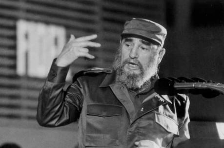 Esta foto de archivo tomada el 30 de diciembre de 1988 muestra al presidente cubano Fidel Castro pronunciando un discurso durante la inauguración del trabajo en un hospital de La Habana. El revolucionario cubano Fidel Castro murió el 25 de noviembre de 20