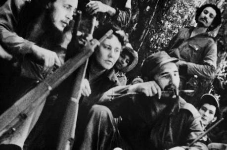 Esta foto de archivo tomada el 13 de abril de 1958 muestra al líder rebelde cubano Fidel Castro, sentado junto a su secretaria Celia Sánchez y rodeado por los miembros de su movimiento guerrillero y escuchando un concierto dado en su honor en el Selva cub