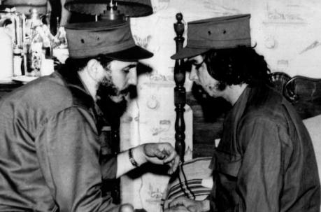La Habana, enero de 1959, el líder cubano Fidel Castro (i) conversa con Ernesto 'Che' Guevara en el interior de un barracón poco después del triunfo de la revolución que ocasionó la caída de Fulgencio Batista.  Foto: EFE
