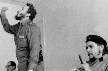 Esta foto de archivo tomada en los años 60 muestra a Fidel Castro ( hablando durante una reunión junto a Ernesto 'Che' Guevara en La Habana. Foto: AFP