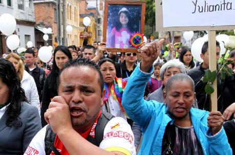 Un grupo de personas acompaña el féretro de la niña Yuliana Andrea Samboni Muñoz hoy, miércoles 7 de diciembre de 2016, en Bogotá (Colombia). Foto: EFE