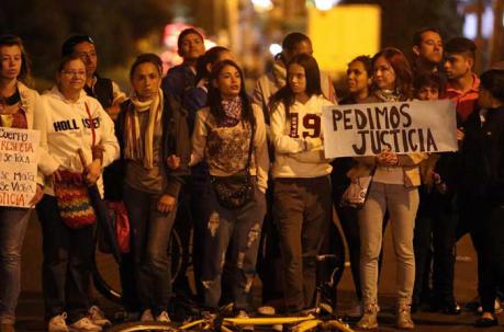 Varias personas se reúnen frente a la Clínica Navarra, donde estuvo hospitalizado el presunto homicida de la niña Yuliana Andrea Samboní, de siete años de edad, ayer, martes 6 de diciembre de 2016, en Bogotá (Colombia). Foto: EFE