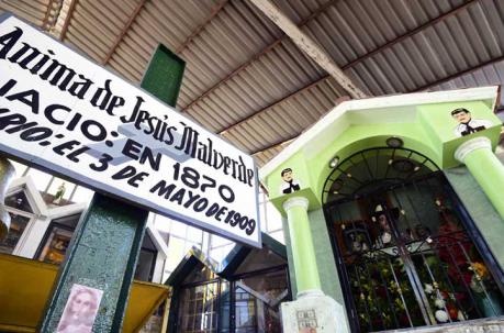 Vista del interior de la capilla de Malverde, Jesús Malverde, que según la leyenda era un bandido de Robin Hood que robó de los ricos y dio a los pobres en Culiacán, estado de Sinaloa. Foto: AFP