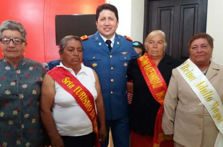 Eber Arroyo, comandante del Cuerpo de Bomberos del Distrito, junto a moradores de Nono. Foto: Santiago Ponce / ÚN