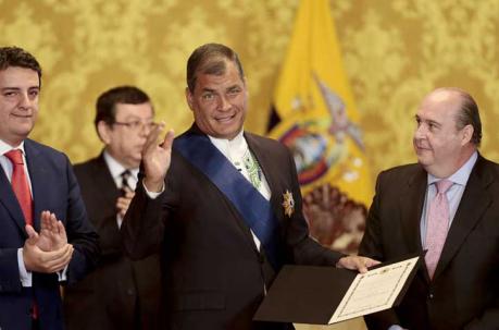 Rafael Correa recibe de manos del vicepresidente de la Fundación Carlos III, Antonio Sánchez, la condecoración Gran Cruz de la Orden Iberoamericana de la Justicia'. Foto: EFE