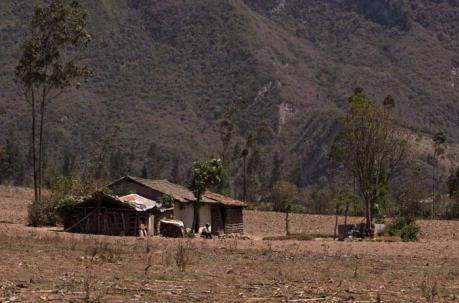 Al menos 30 familias viven cerca del volcán Pululahua. Foto: AFP