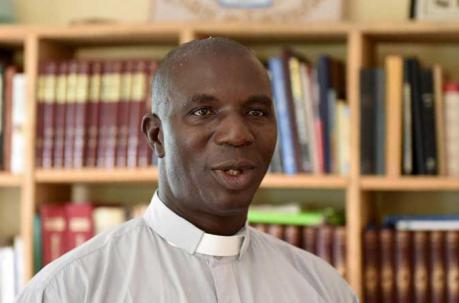 El sacerdote católico Germain Coulibaly Kalari posa en el Centro de bienvenida y tránsito de Saint Genevieve. Foto: AFP