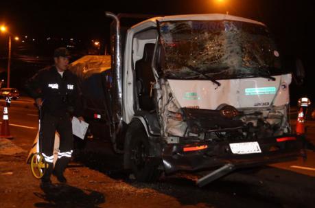 El camión que se impactó segundos después del atropellamiento. Foto: Eduardo Terán / ÚN