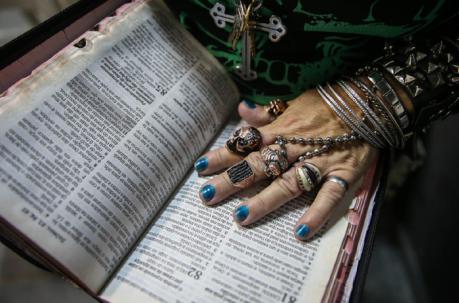 Un asistente lee la biblia durante un culto en la iglesia evangélica Crash Church, en Sao Paulo (Brasil). Foto: EFE