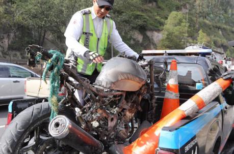 Personal de la AMT retiró la moto que se accidentó a la altura de San Juan de Cumbayá. Foto: Alfredo Lagla / ÚN