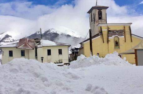 Vista exterior de una iglesia dañada en Campotosto tras los terremotos que han sacudido la región de Abruzzo en Italia