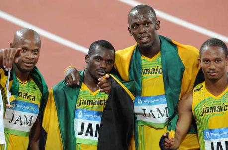 Asafa Powell de Jamaica, Nesta Carter, Usain Bolt y Michael Frater celebran después de ganar la final del relevo masculino de 4 × 100m en el Estadio Nacional durante los Juegos Olímpicos de Beijing 2008. El Comité Olímpico Internacional dijo el 25 de ener