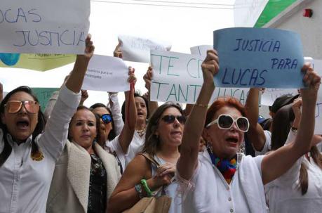 Los defensores del niño protestaron on carteles con la leyenda: #justicia para el principito, Foto: Alfredo Lagla / ÚN