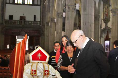 El cuerpo de Monseñor Luna Tobar en la Iglesia de Santa Teresita en Quito. Foto:  Eduardo Teran / ÚN