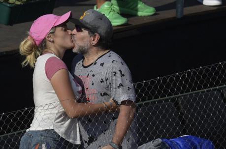 Diego Maradona y su novia Rocío Oliva durante un partido de la Copa Davis. Foto: Archivo