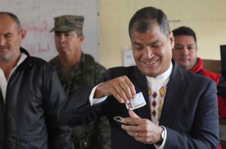 El presidente Rafael Correa ejerció su derecho al voto en la Unidad Educativa San Francisco de Quito la mañana de este domingo 19 de febrero del 2017. Foto: Julio Estrella / ÚN