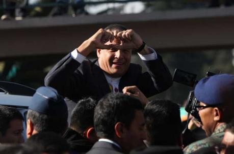 El presidente Rafael Correa ejerció su derecho al voto en la Unidad Educativa San Francisco de Quito la mañana de este domingo 19 de febrero del 2017. Foto: Julio Estrella / ÚN