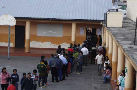 El recinto electoral en la Escuela Velasco Ibarra . Los ciudadanos acudieron temprano para ejercer votar. Foto: Galo Paguay / ÚN