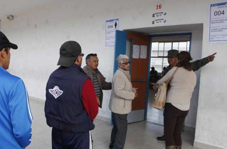 En los recintos electorales se puede pedir información sobre la mesa de votación. Foto: Galo Paguay / ÚN
