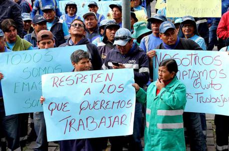 Un grupo de trabajadores de la Empresa de Aseo de Quito (Emaseo) se apostó en los bajos de la Agencia de Regulación y Control de Electricidad (Arconel). Foto: Eduardo Terán / ÚN