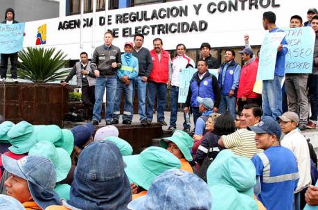 Con carteles en mano, los trabajadores de Emaseo madrugaron a protestar frente a la Arconel. Foto: Eduardo Terán / ÚN