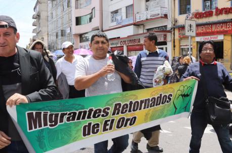 Los manifestantes marcharon por la avenida 10 de Agosto hacia el centro de Quito recordando el feriado bancario. Foto: Alfredo Lagla / ÚN