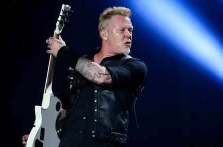 El cantante de la banda Metallica James Hetfield durante un concierto en el Festival Lollapalooza. Foto: EFE