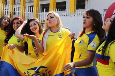 Aficionadas apoyan a Ecuador en las afueras del estadio Olímpico Atahualpa. Foto: Alfredo Lagla / ÚN