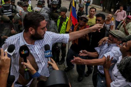 El diputado Juan Requesens (i) dirige una protesta en la sede del Tribunal Supremo de Justicia (TSJ) ayer, jueves 30 de marzo de 2017, en Caracas (Venezuela). Foto: EFE