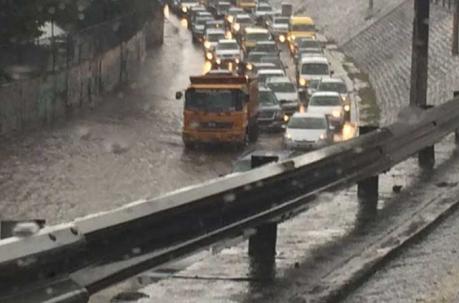 La avenida Occidental  resultó afectada por las lluvias. Foto: ÚN
