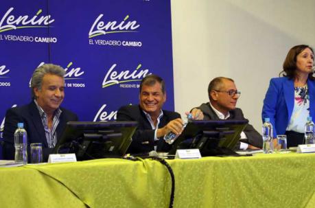 El presidente Rafael Correa y el presiente electo Lenín Moreno con  los asambleístas electos por Alianza País. Foto: Diego Pallero / ÚN