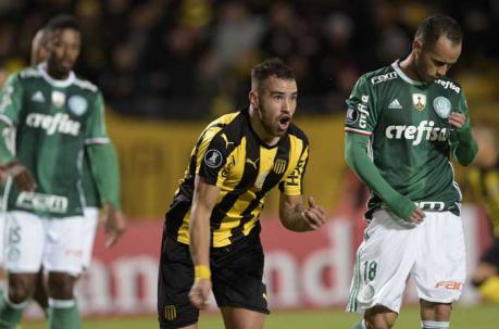 Peñarol comenzó ganando el partido 2-0 ante Palmeiras y lo perdió en el segundo tiempo 2-3. Foto: AFP