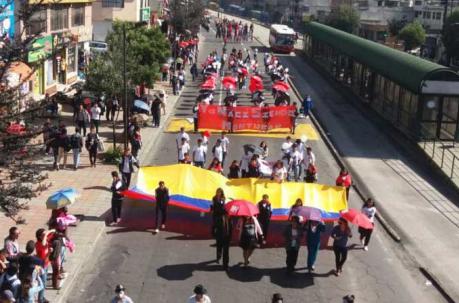 En la acera los estudiantes portaban banderas con las letras MH, mientras vitoreaban a la institución. Foto: Santiago Ponce / ÚN