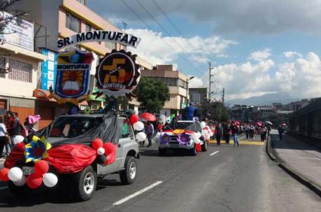 Un carril de la avenida Napo, entre Alpahuasi y Cárdenas, se cerró durante el desfile. Foto: Santiago Ponce / ÚN