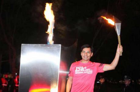 Jefferson Pérez encendió la llama olímpica de la 15k, en el 2016. Foto: Archivo / ÚN