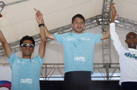 Christian Pacheco (centro) fue el ganador, con 45:04. Daniel Muteti (de blanco) fue el segundo, con 45:14. El tercer lugar fue para Raúl Machuacay (46:40).Foto: Patricio Terán / ÚN