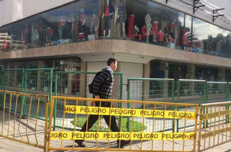 Los peatones tuvieron dificultades para cruzar en algunas intersecciones de la Eloy Alfaro. Foto: Eduardo Terán / ÚN