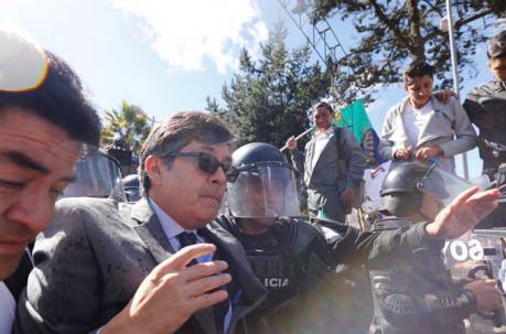 Desde el grupo de personas concentradas en la Fiscalía arrojaron agua sobre la cabeza de César Montúfar. Foto: Alfredo Lagla / ÚN