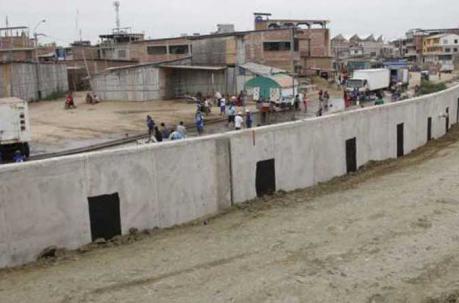 Polémica por la construcción de un muro en la frontera con Perú, en Huaquillas. Foto: Mario Faustos / ÚN