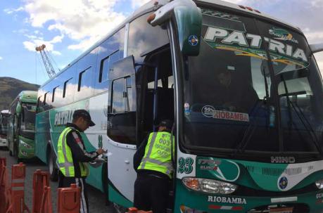 La AMT realiza el control a buses en la terminal terrestre de Quitumbe. Foto: Eduardo Terán / ÚN