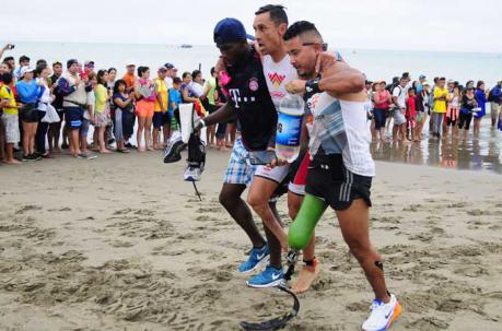 1 600  atletas participaron ayer en la tercera edición del Ironman 70.3, de Manta. Foto: API