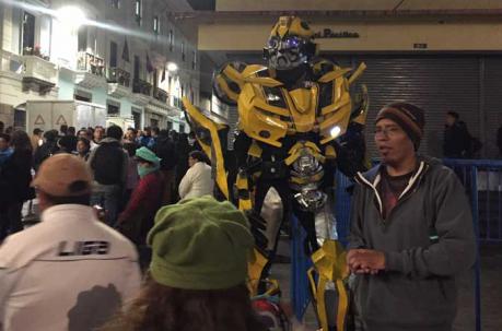 Un personaje de los autobots de la película Transformers fue la atracción de los visitates del centro Histórico en la Fiesta de la Luz. Foto: Santiago Ponce / ÚN