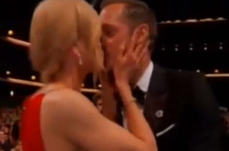 Alexander Skarsgård se acercó a saludar a Nicole Kidman, quien lo besó en la boca. Foto: Captura de pantalla