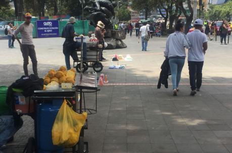Los peatones deben esquivar a los numerosos vendedores informales. Foto: Paúl Rivas / ÚN