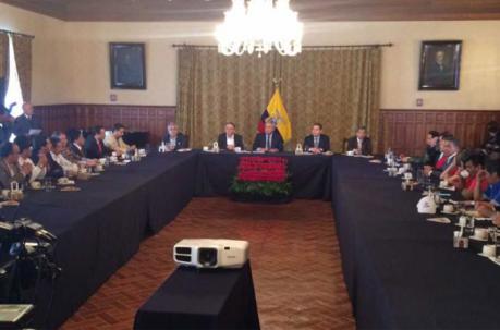 La tarde de este martes 17 de octubre del 2017 se reúnen los prefectos con el Jefe de Estado en el Salón Amarillo del Palacio. Foto: Vicente Costales / ÚN