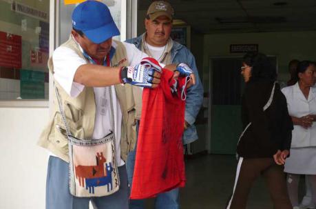 El padre de la víctima de la violencia en el fútbol muestra la camiseta de  El Nacional. Foto: Archivo