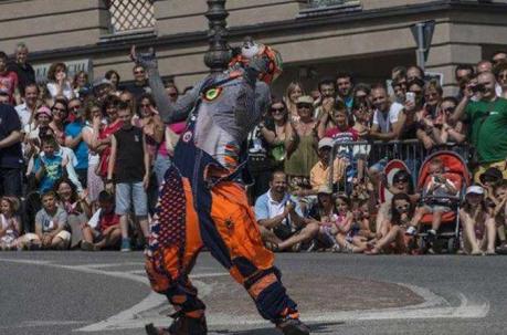 Karcocha durante un festival de arte callejero en Italia. Foto: Facebook / Karcocha Street Art