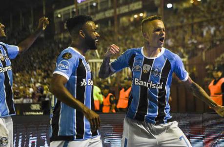 Luan (der.) celebra con Fernandinho (centro) su gol anotado ante Lanús. Foto: AFP