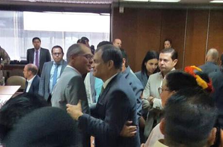 Rafael Correa y Jorge Glas se abrazaron este viernes 1 de diciembre del 2018 en la audiencia del caso Odebrecht. Foto: Alianza País